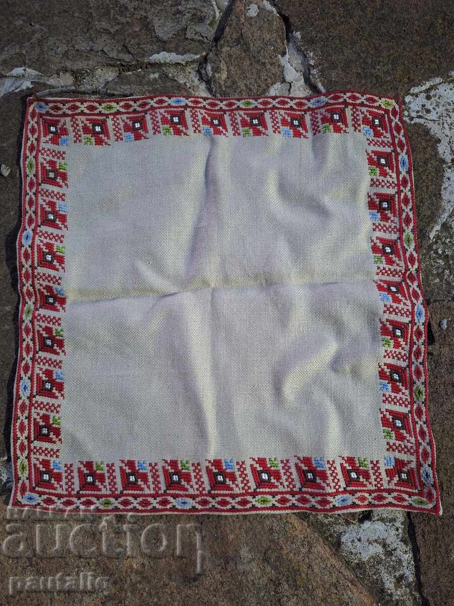 Pătrat brodat manual, model tradițional cu preț 20.00 BGN | € 10.23 Pătrat brodat manual, model tradițional cu preț 20.00 BGN | € 10.23