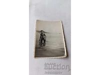 Fotografie Bărbat în costum de baie lângă mare