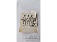 Fotografie: Trei tineri și o tânără pe plajă