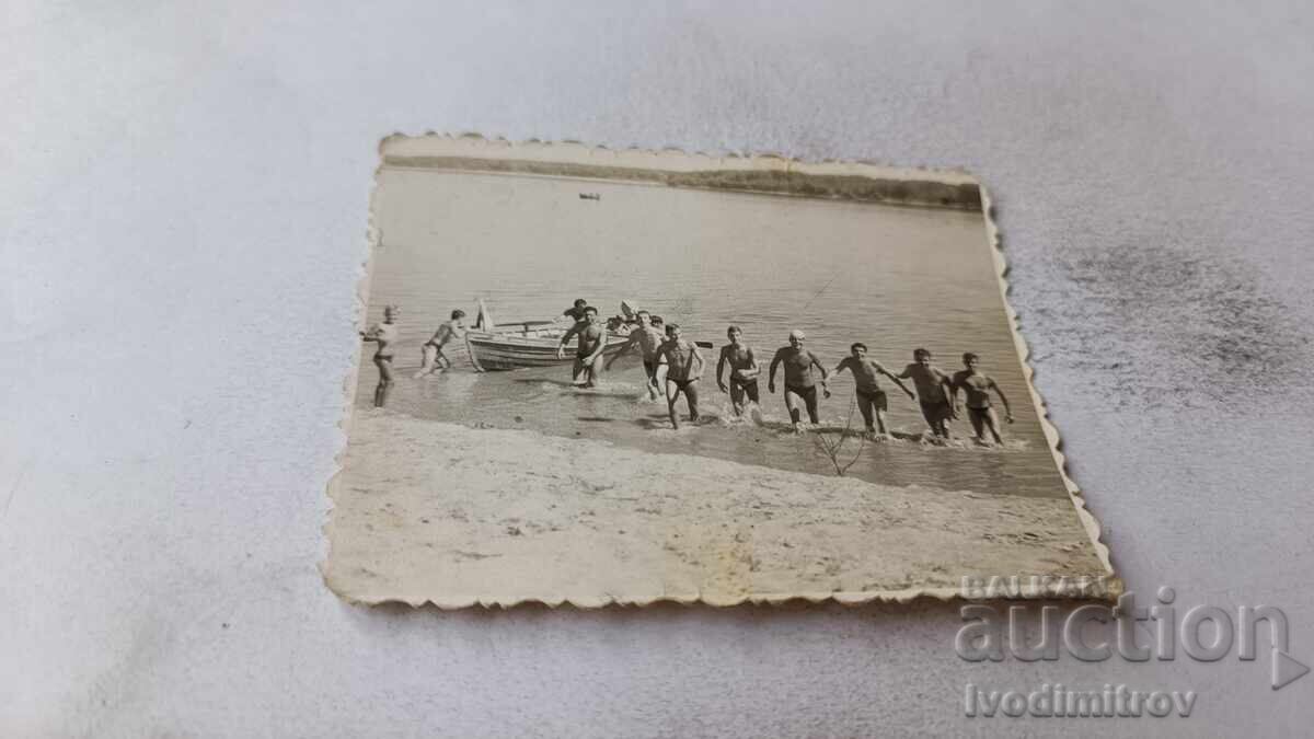 Fotografie Tineri pe malul mării Fotografie Tineri pe malul mării