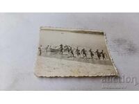 Fotografie Tineri pe malul mării