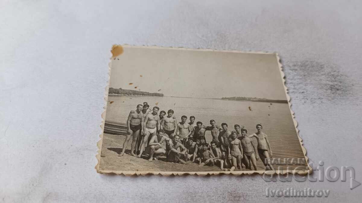 Fotografie Tineri pe malul mării Fotografie Tineri pe malul mării