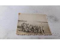 Fotografie Tineri pe malul mării