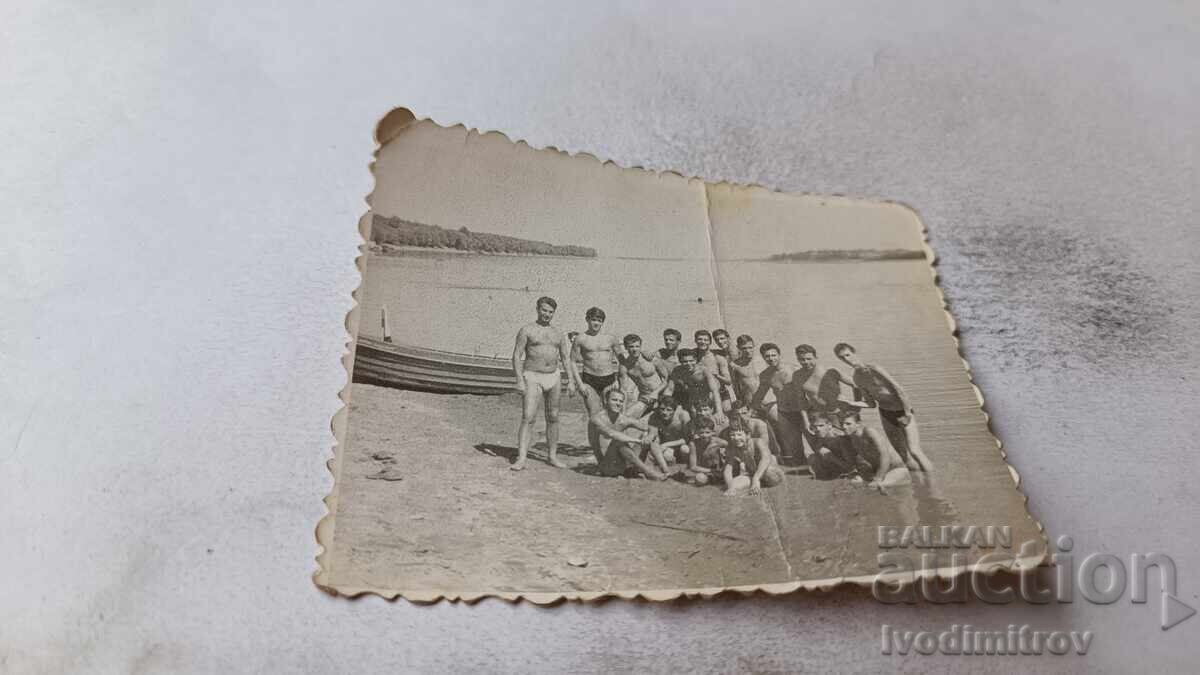 Fotografie Tineri pe malul mării