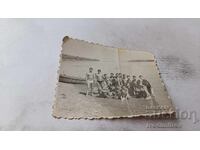 Fotografie Tineri pe malul mării