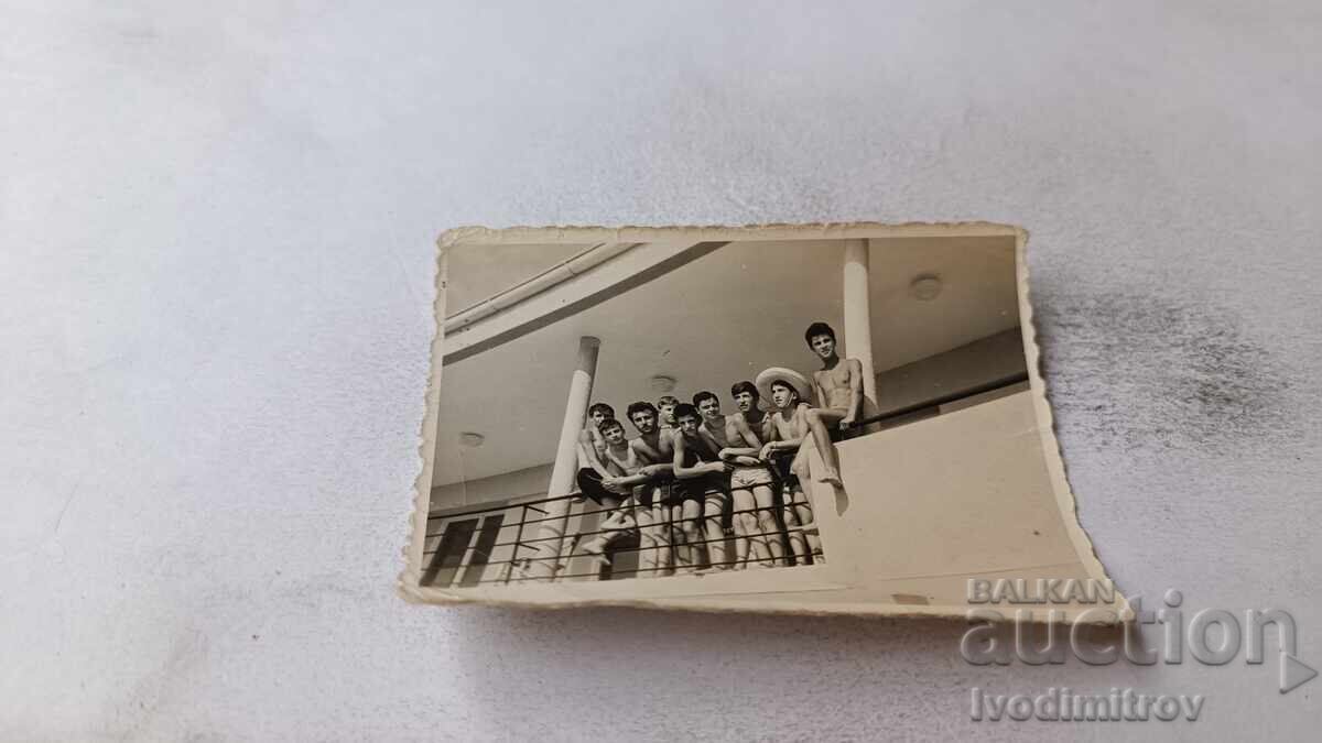 Fotografie Tineri pe terasă Fotografie Tineri pe terasă