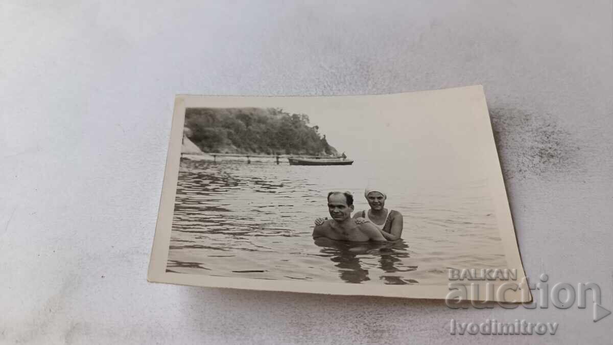 Φωτογραφία Άνδρας και νεαρό κορίτσι στη θάλασσα Φωτογραφία Άνδρας και νεαρό κορίτσι στη θάλασσα