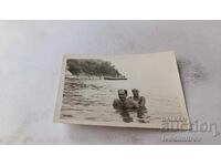 Φωτογραφία Άνδρας και νεαρό κορίτσι στη θάλασσα