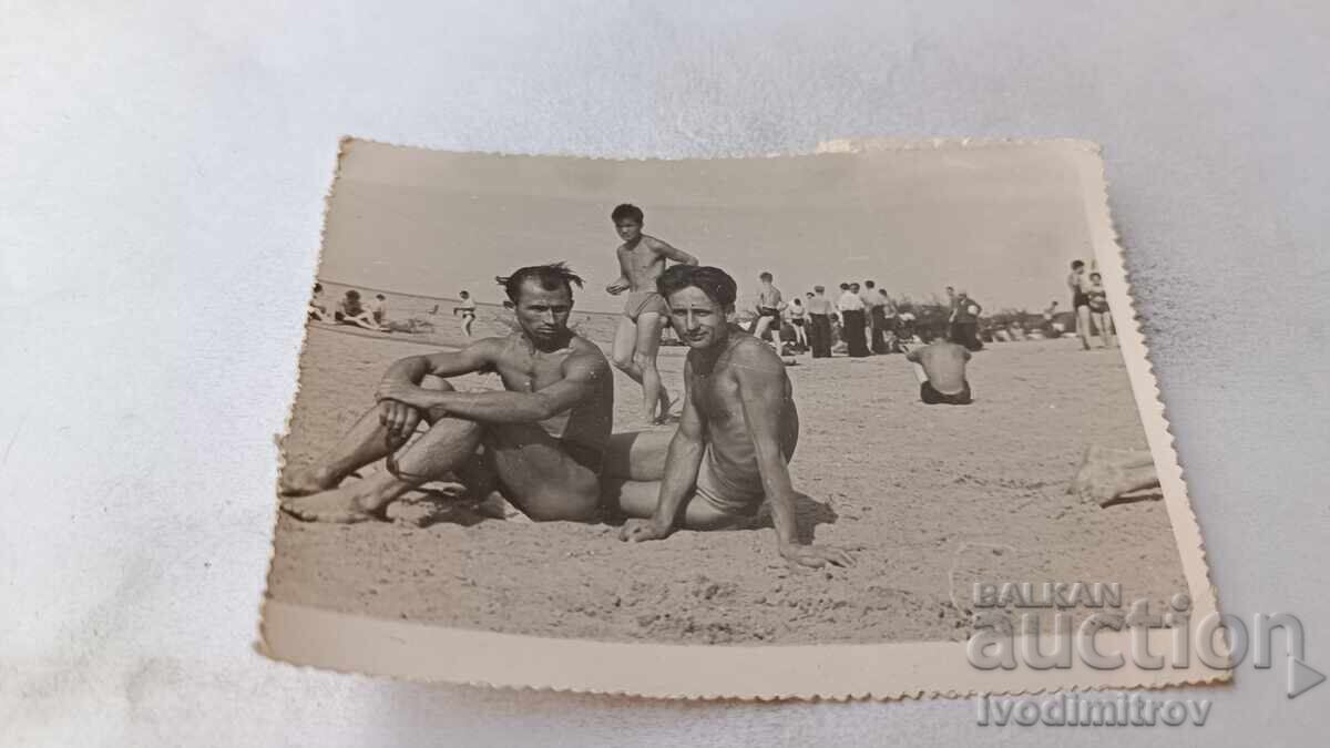 Снимка Трима мъже на плажа Снимка Трима мъже на плажа