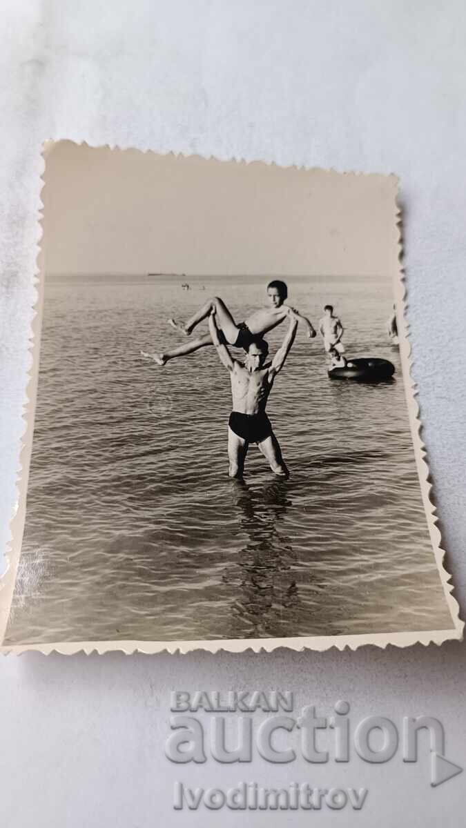 Снимка Мъж и момче на брега на морето Снимка Мъж и момче на брега на морето