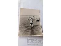 Снимка Мъж и момче на брега на морето