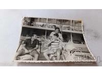 Φωτογραφία Τριών ανδρών σε ζαχαροπλαστείο