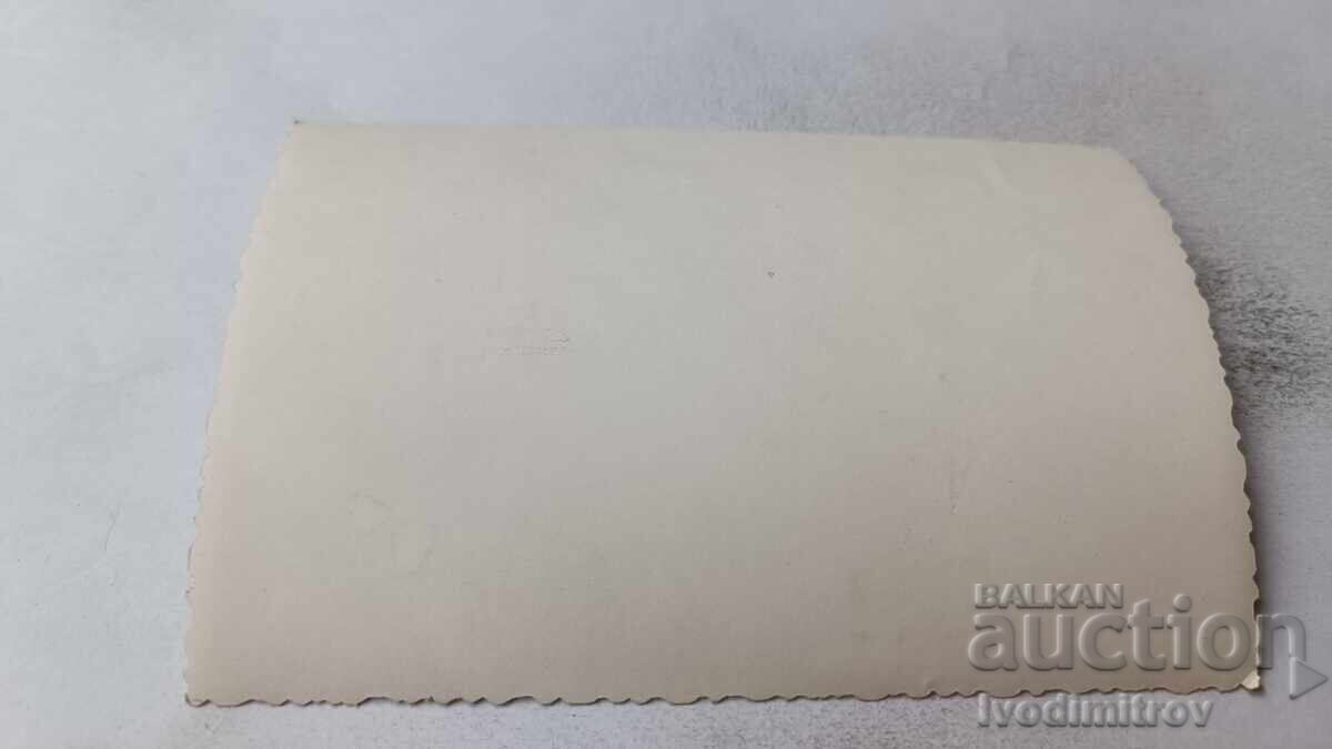 Φωτογραφία Γυναίκας και αγοριού σε βράχο δίπλα στη θάλασσα με τιμή 1.85 BGN | € 0.95