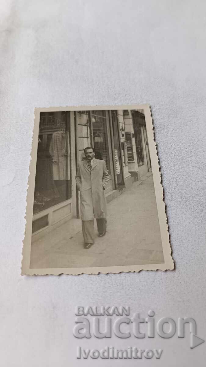 Снимка София Мъж на тротоара