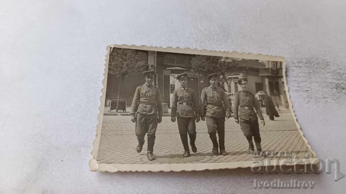 Φωτογραφία Σόφιας Τέσσερις αξιωματικοί σε βόλτα Φωτογραφία Σόφιας Τέσσερις αξιωματικοί σε βόλτα