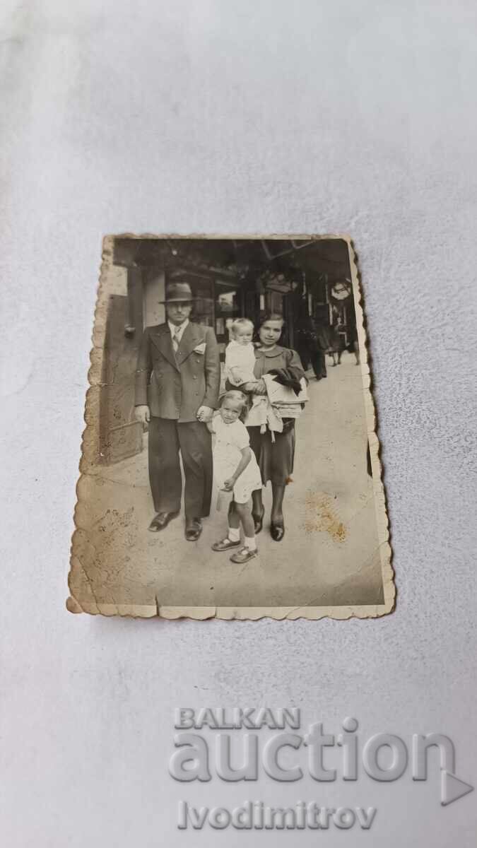 Photo Sofia Man woman boy and girl sidewalk