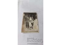 Fotografie Sofia Bărbat femeie băiat și fată pe trotuar