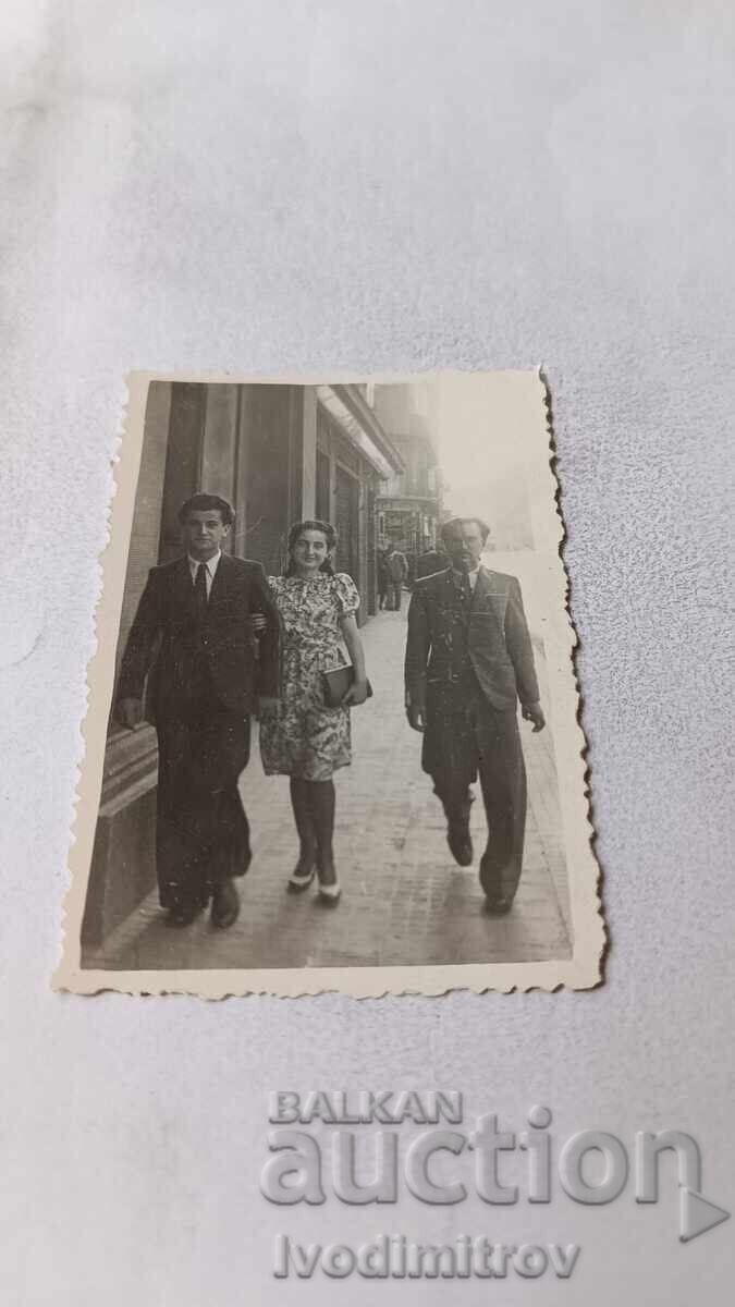 Photo Sofia Two men and a young girl on a walk