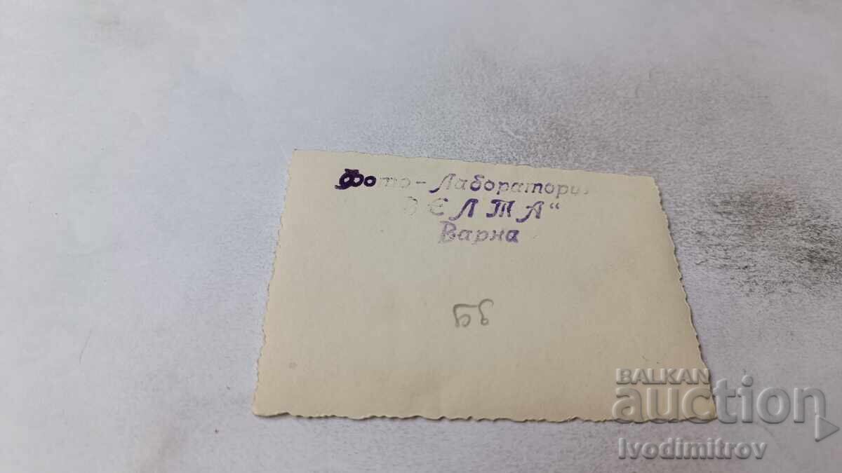 Φωτογραφία Βάρνα Άνδρας και δύο νεαρές γυναίκες σε βόλτα με τιμή 2.45 BGN | € 1.25