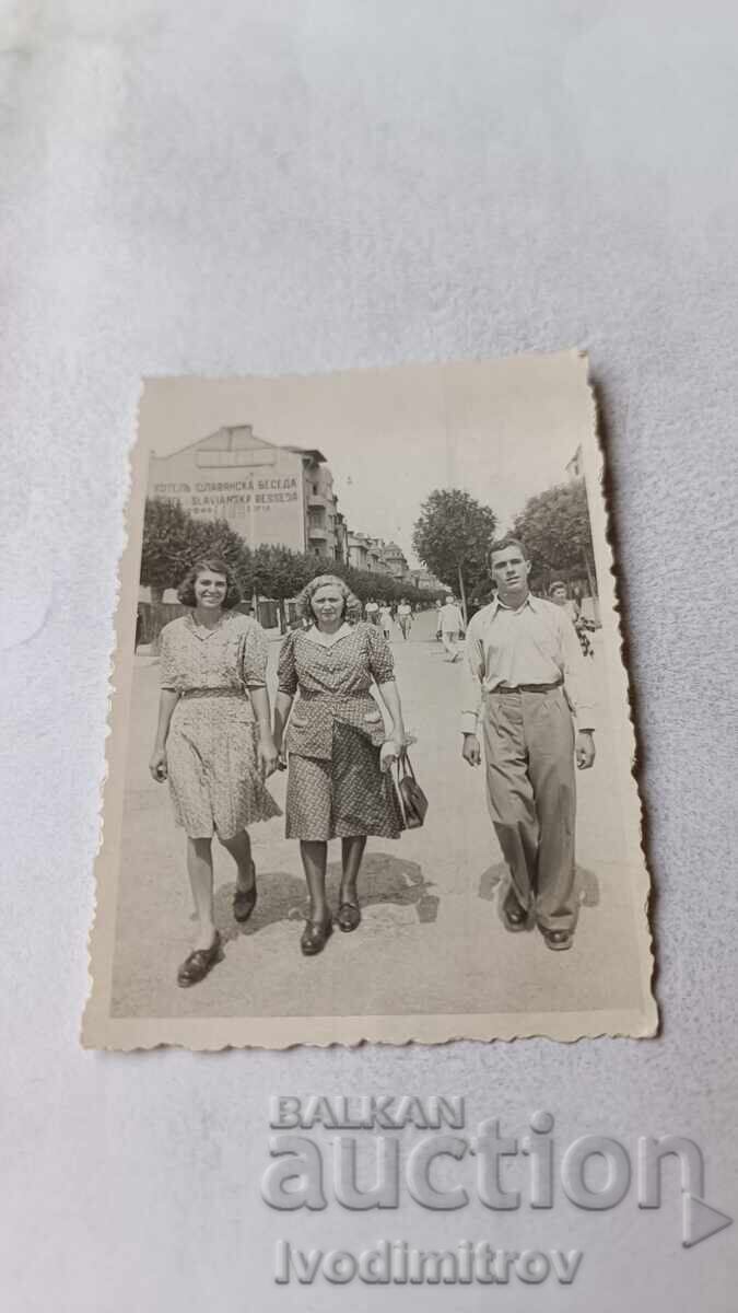 Φωτογραφία Βάρνα Άνδρας και δύο νεαρές γυναίκες σε βόλτα