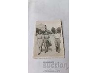 Φωτογραφία Βάρνα Άνδρας και δύο νεαρές γυναίκες σε βόλτα