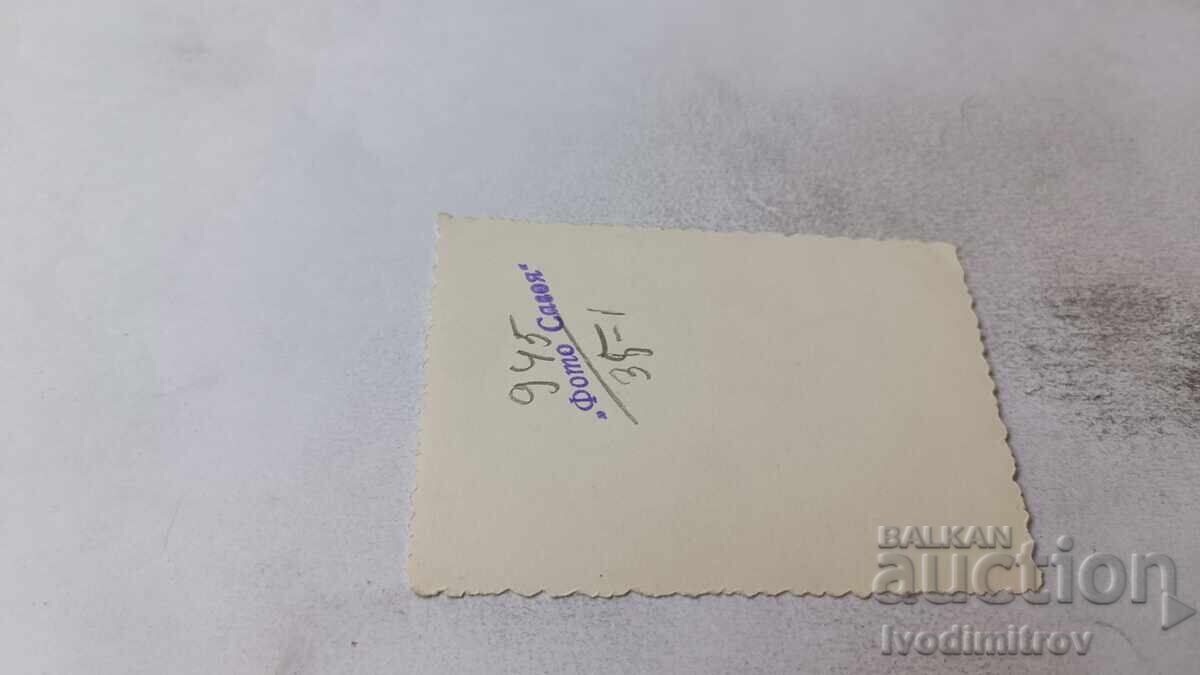 Снимка Варна Мъж и младо момиче в Морската градина с цена 1.85 лв. | € 0.95 Снимка Варна Мъж и младо момиче в Морската градина с цена 1.85 лв. | € 0.95