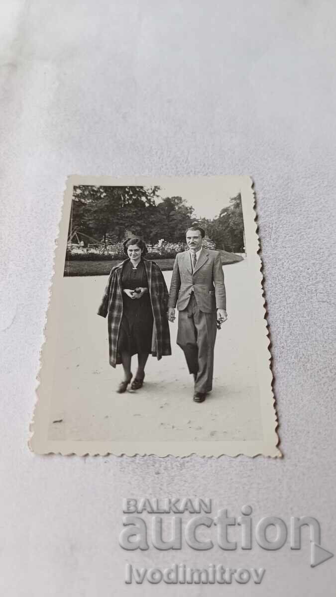 Снимка Варна Мъж и младо момиче в Морската градина Снимка Варна Мъж и младо момиче в Морската градина