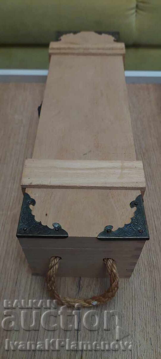 Auction  Wooden wine box for connoisseurs