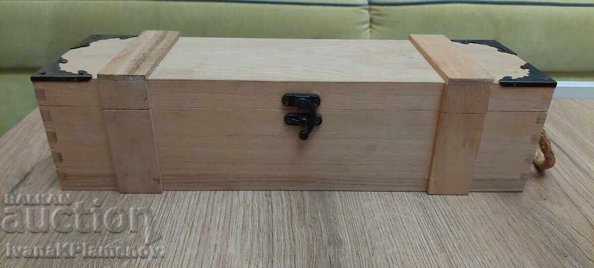 Wooden wine box for connoisseurs
