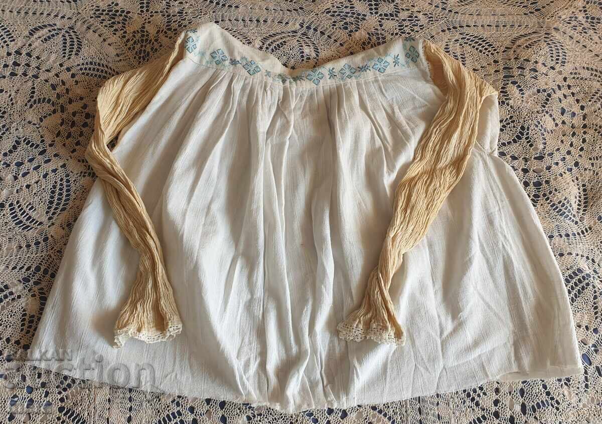 Cămașă scurtă autentică din costum popular cu preț 80.00 BGN | € 40.90 Cămașă scurtă autentică din costum popular cu preț 80.00 BGN | € 40.90