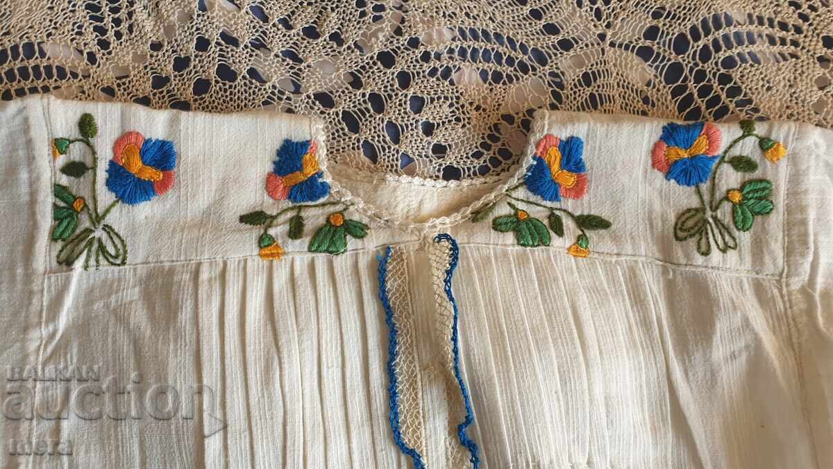 Автентична къса риза от народна носия с цена 80.00 лв. | € 40.90 Автентична къса риза от народна носия с цена 80.00 лв. | € 40.90