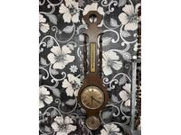 Ceas de lemn vechi cu termometru și higrometru