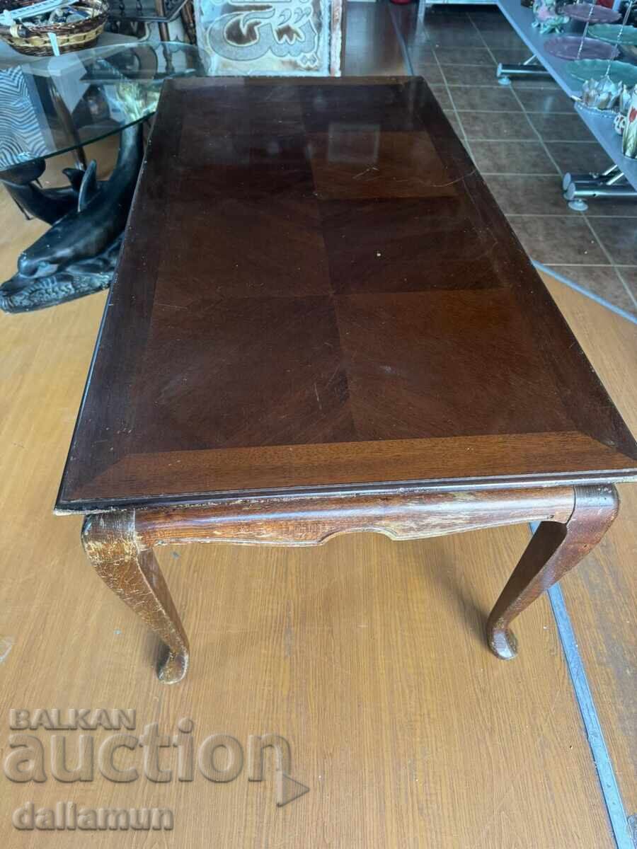 Παράδοση Παλιό ξύλινο τραπέζι σαλονιού