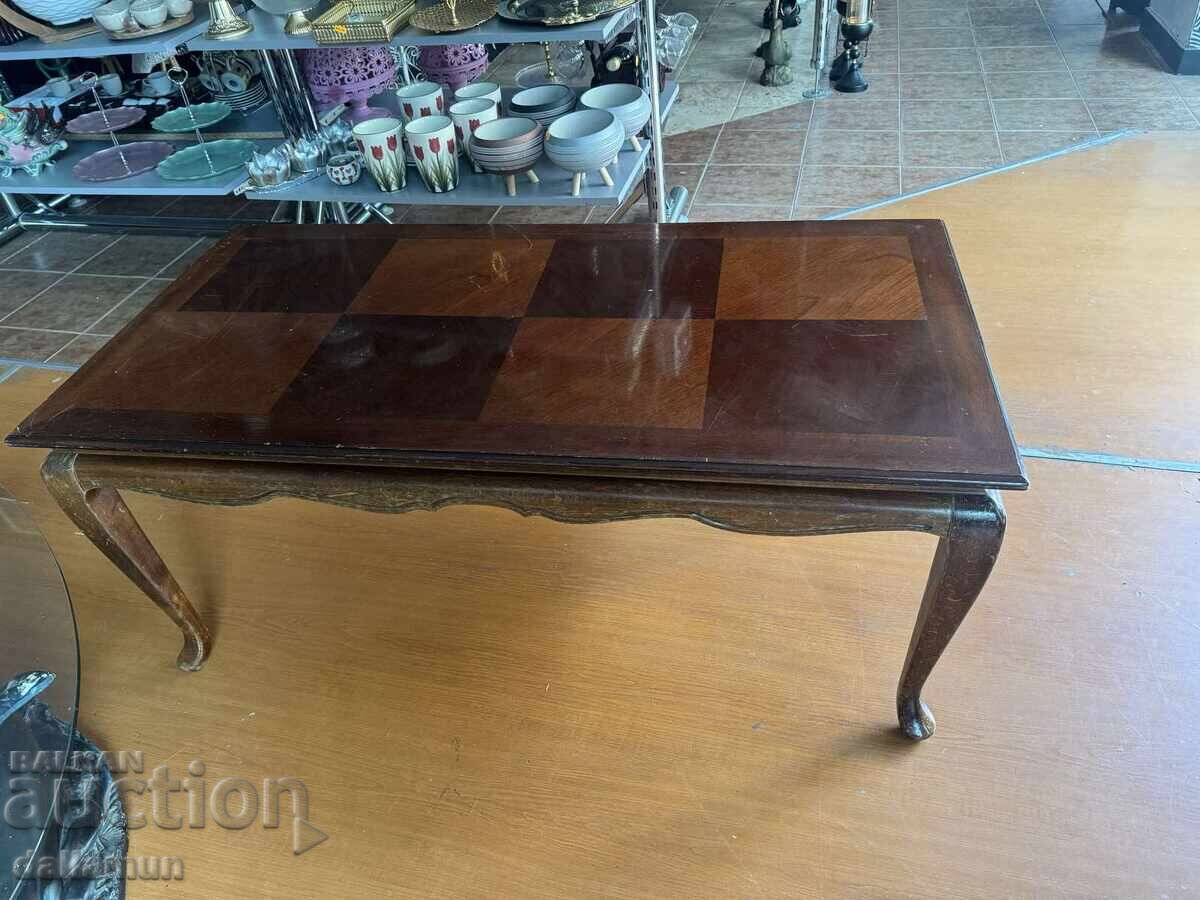 Παλιό ξύλινο τραπέζι σαλονιού