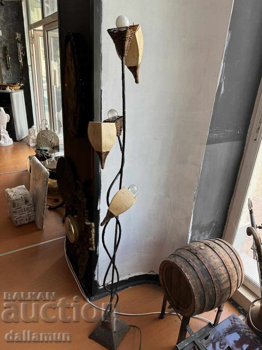 Αρχαίο μεταλλικό φωτιστικό δαπέδου με τιμή 80.00 BGN | € 40.90 Αρχαίο μεταλλικό φωτιστικό δαπέδου με τιμή 80.00 BGN | € 40.90