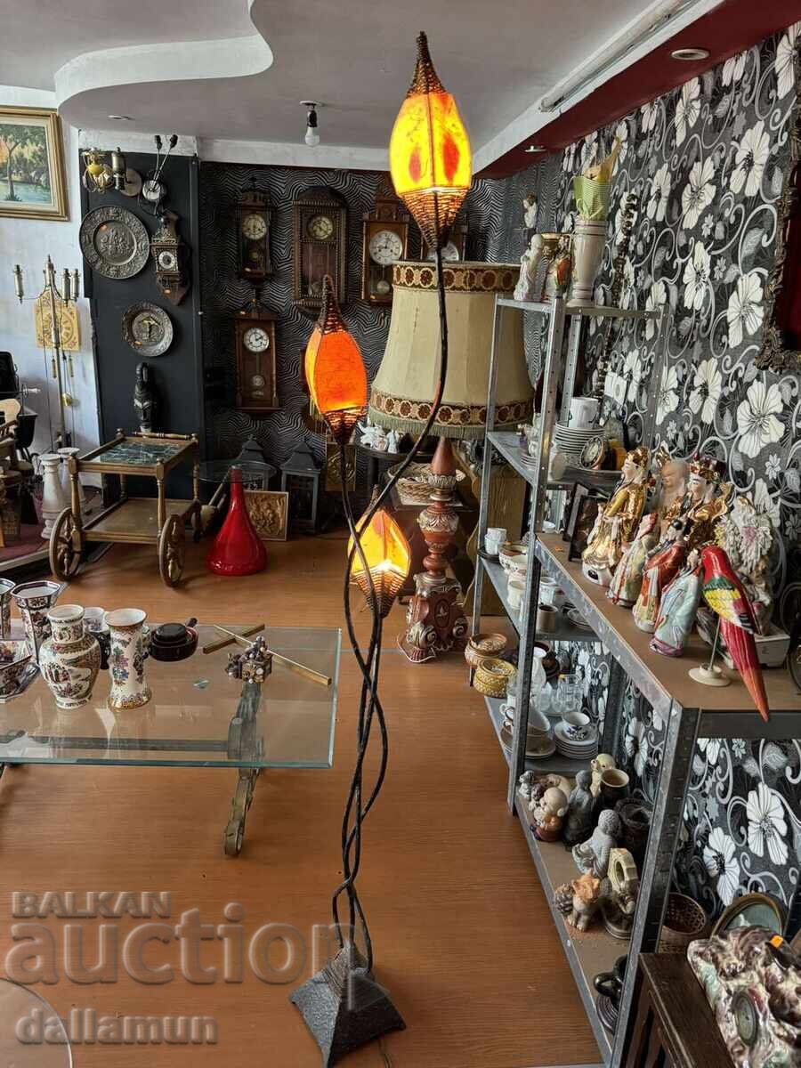 Παράδοση Αρχαίο μεταλλικό φωτιστικό δαπέδου Παράδοση Αρχαίο μεταλλικό φωτιστικό δαπέδου