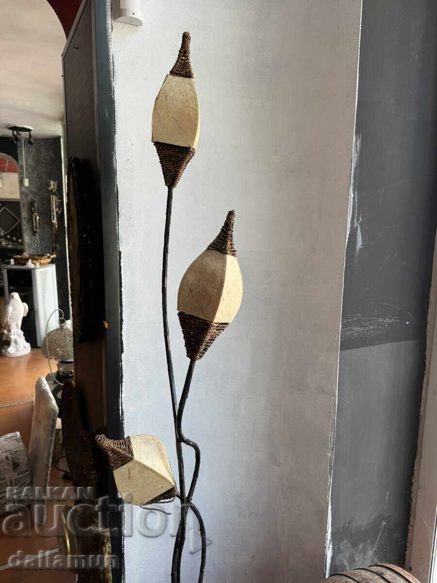 Αρχαίο μεταλλικό φωτιστικό δαπέδου Αρχαίο μεταλλικό φωτιστικό δαπέδου