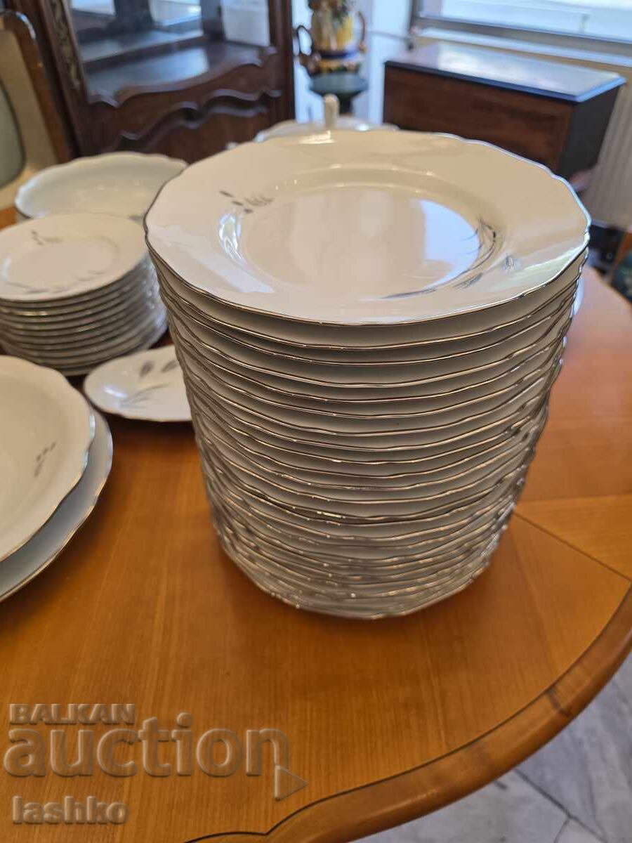 Delivery of French porcelain dinner service