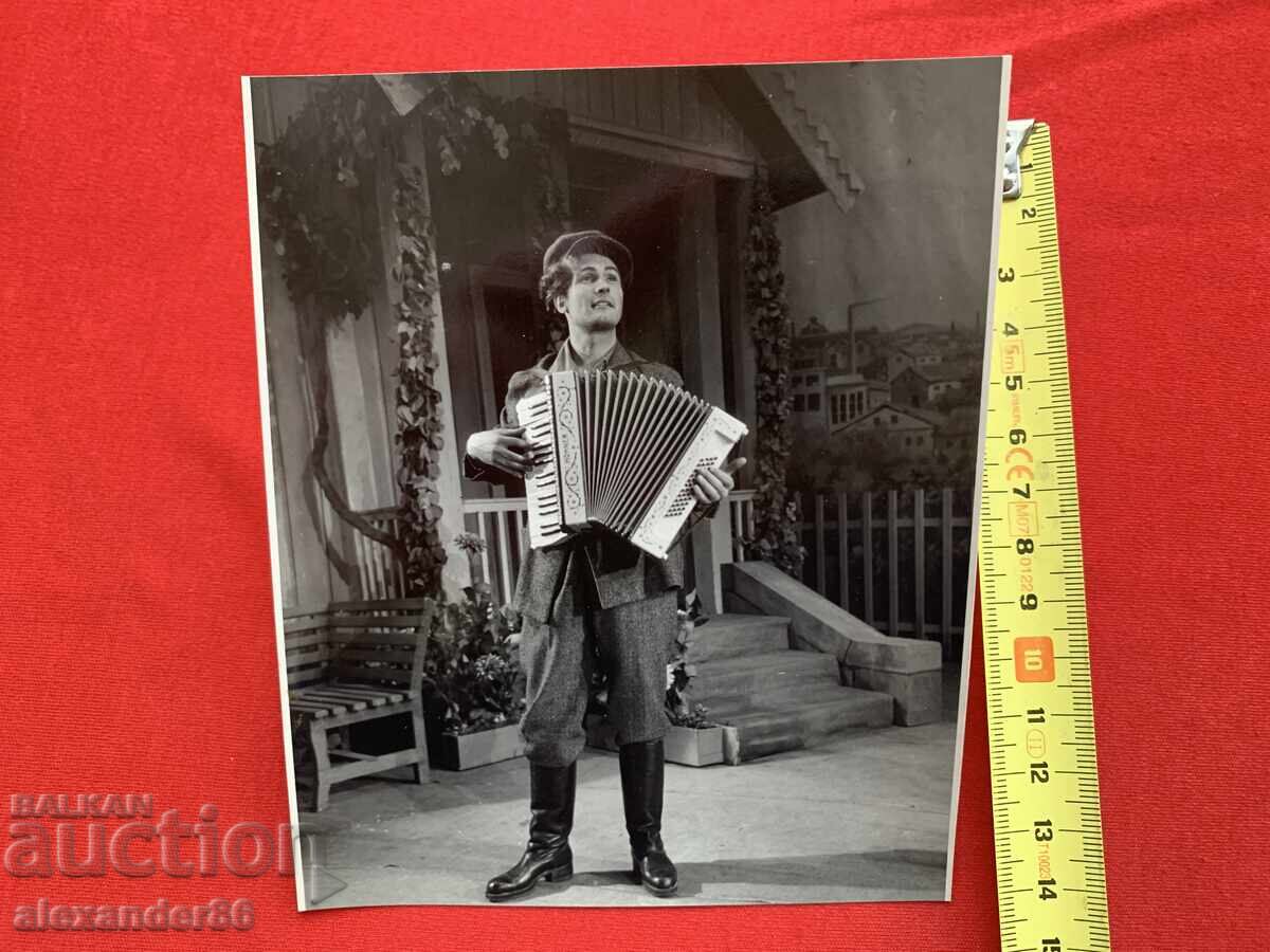 Vasil Kirkov "Macar Dubrava" Teatrul Național 1949/50 cu preț 6.00 BGN | € 3.07 Vasil Kirkov "Macar Dubrava" Teatrul Național 1949/50 cu preț 6.00 BGN | € 3.07