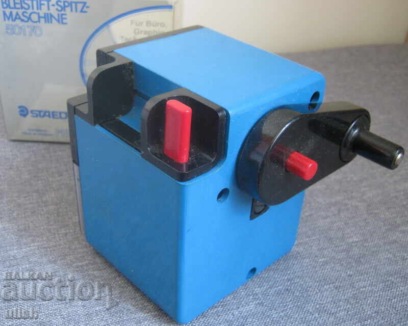 Стара острилка молив Staedtler 50170 кутия Германия с цена 30.00 лв. | € 15.34 Стара острилка молив Staedtler 50170 кутия Германия с цена 30.00 лв. | € 15.34