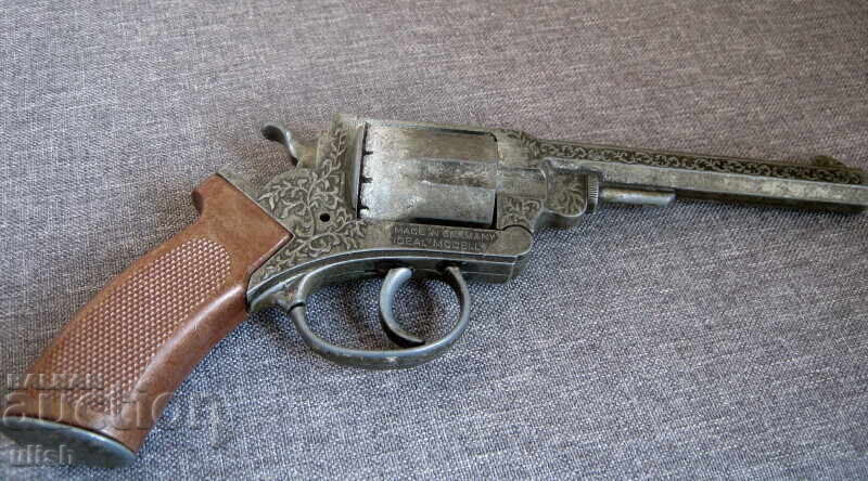 Robert Adams pistol capsulă jucărie pentru copii Germania cu preț 30.00 BGN | € 15.34 Robert Adams pistol capsulă jucărie pentru copii Germania cu preț 30.00 BGN | € 15.34