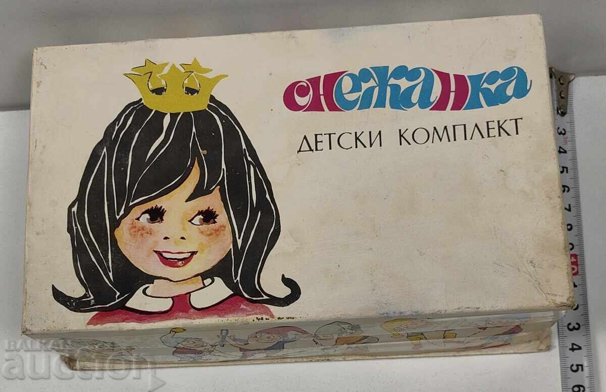 СНЕЖАНКА ДЕТСКИ КОМПЛЕКТ ЧЕТКА ЗЪБИ ДЖУДЖЕ СОЦ ПРАЗНА КУТИЯ с цена € 12.00 | 23.47 лв. СНЕЖАНКА ДЕТСКИ КОМПЛЕКТ ЧЕТКА ЗЪБИ ДЖУДЖЕ СОЦ ПРАЗНА КУТИЯ с цена € 12.00 | 23.47 лв.