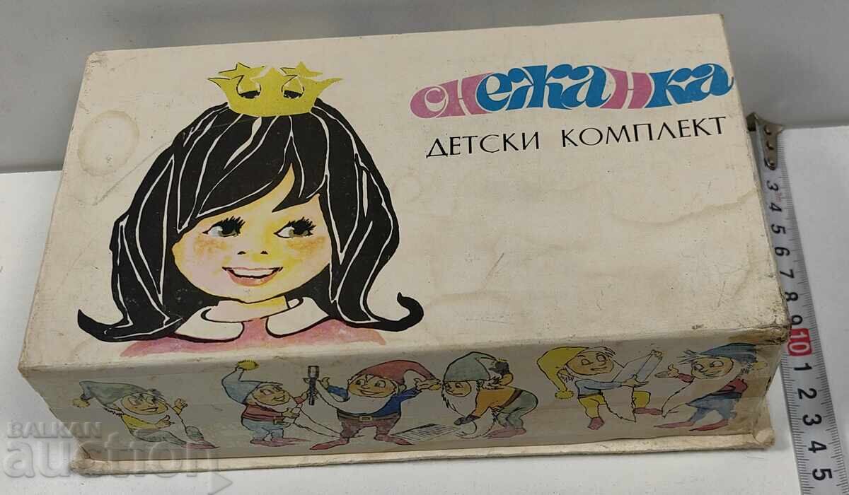 СНЕЖАНКА ДЕТСКИ КОМПЛЕКТ ЧЕТКА ЗЪБИ ДЖУДЖЕ СОЦ ПРАЗНА КУТИЯ с цена 15.00 лв. | € 7.67 СНЕЖАНКА ДЕТСКИ КОМПЛЕКТ ЧЕТКА ЗЪБИ ДЖУДЖЕ СОЦ ПРАЗНА КУТИЯ с цена 15.00 лв. | € 7.67