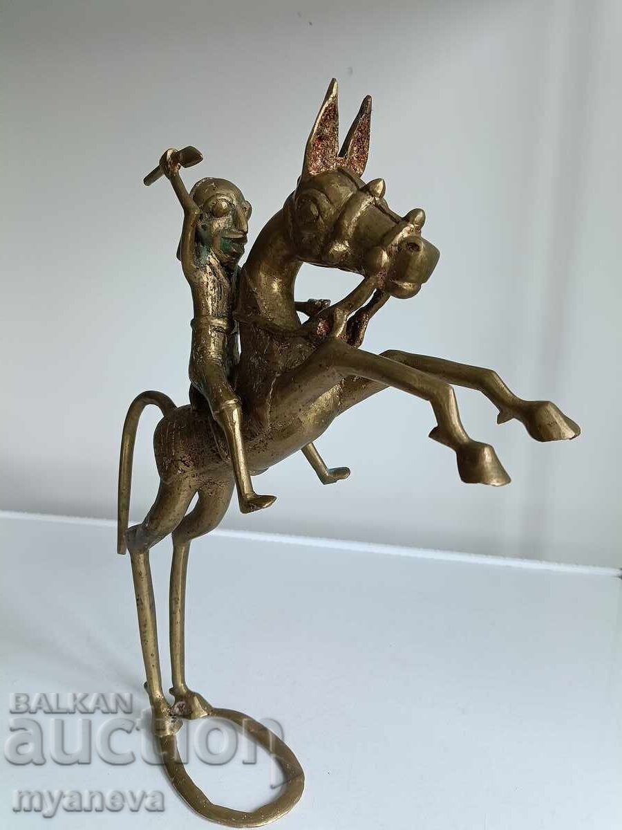 Auction  Bronze, massive sculpture with a hunting scene