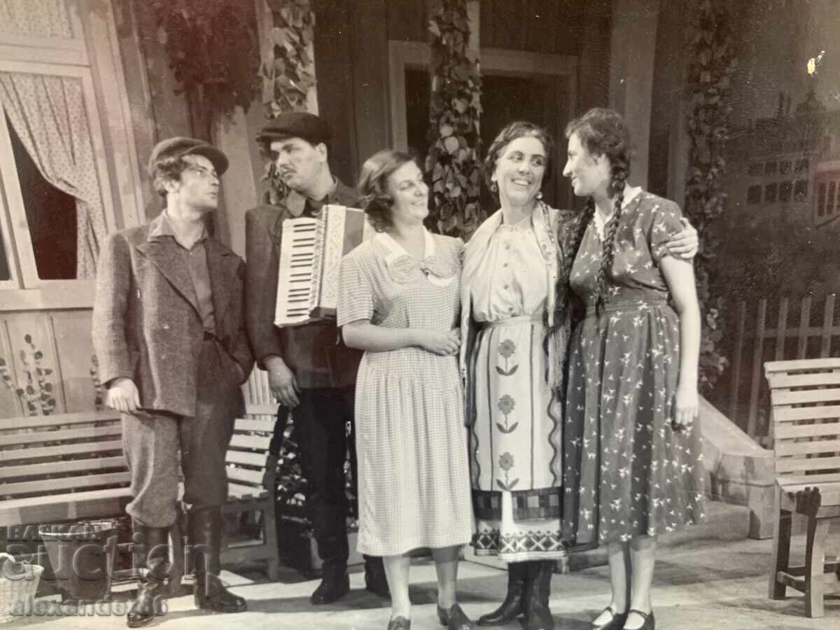 Β. Κίρκοφ Σόφκα Αθανασόβα "Μακάρ Ντούμπραβα" Λαϊκό Θέατρο 1950 μ.Χ με τιμή 7.00 BGN | € 3.58