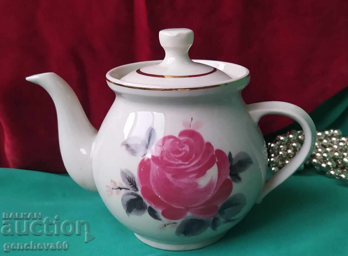 Ceainic vintage din porțelan rusesc Dovbiș cu preț € 12.00 | 23.47 BGN Ceainic vintage din porțelan rusesc Dovbiș cu preț € 12.00 | 23.47 BGN
