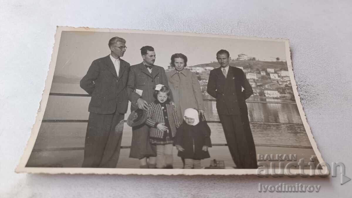 Φωτογραφία Οχρίδας: Άνδρας, γυναίκα και παιδιά δίπλα στη λίμνη Οχρίδα