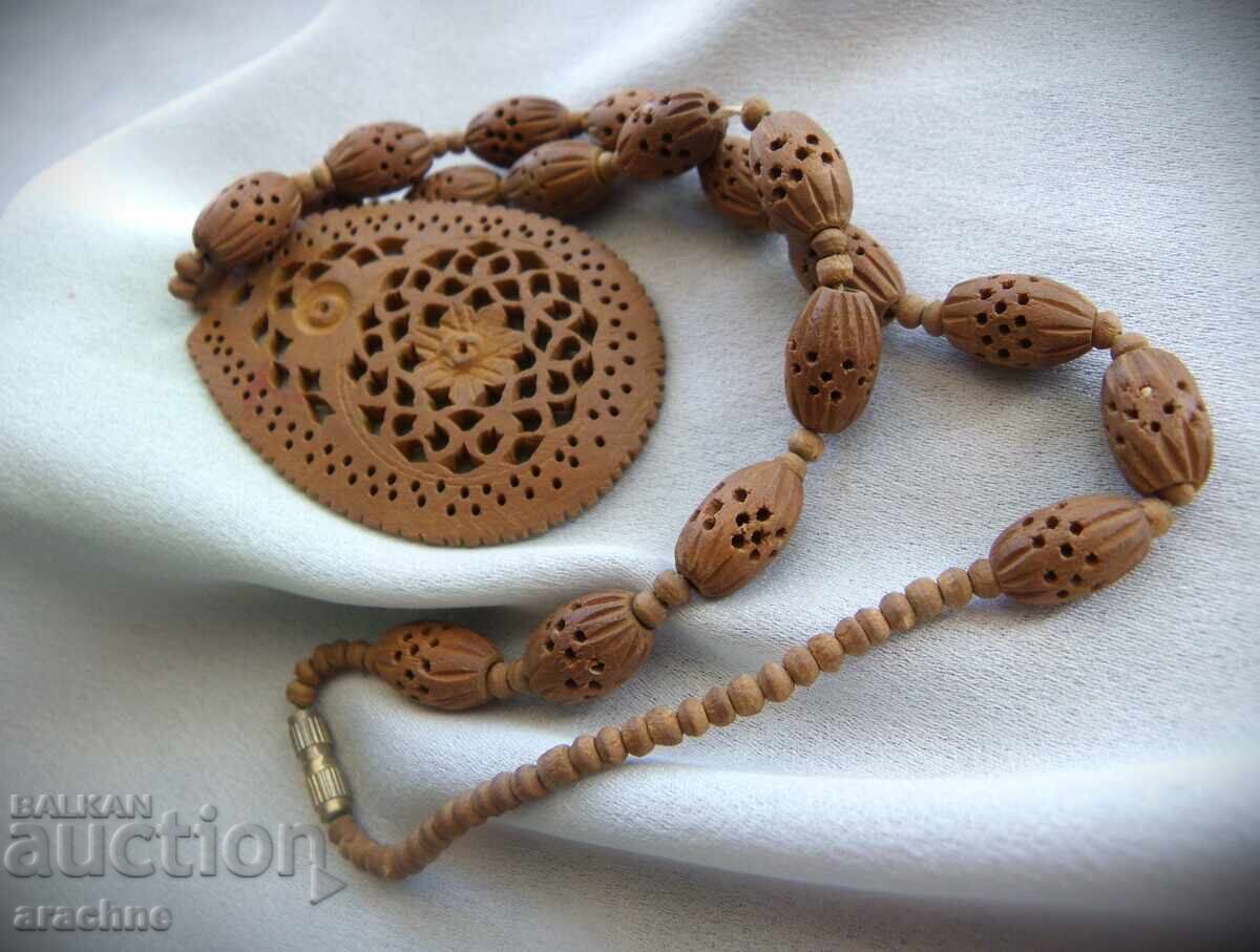 Φίνο σκαλιστό κολιέ από σανταλόξυλο με τιμή 45.00 BGN | € 23.01