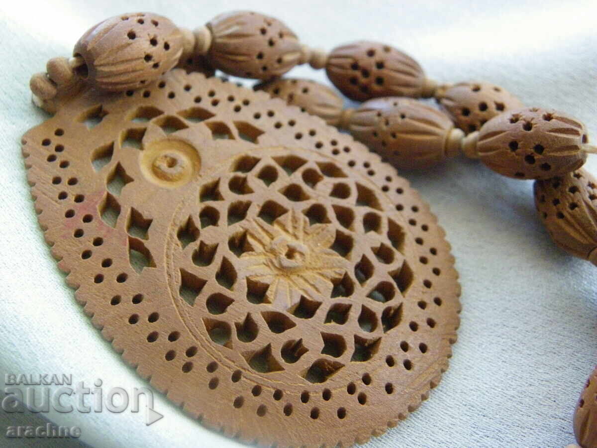 Δημοπρασία Φίνο σκαλιστό κολιέ από σανταλόξυλο