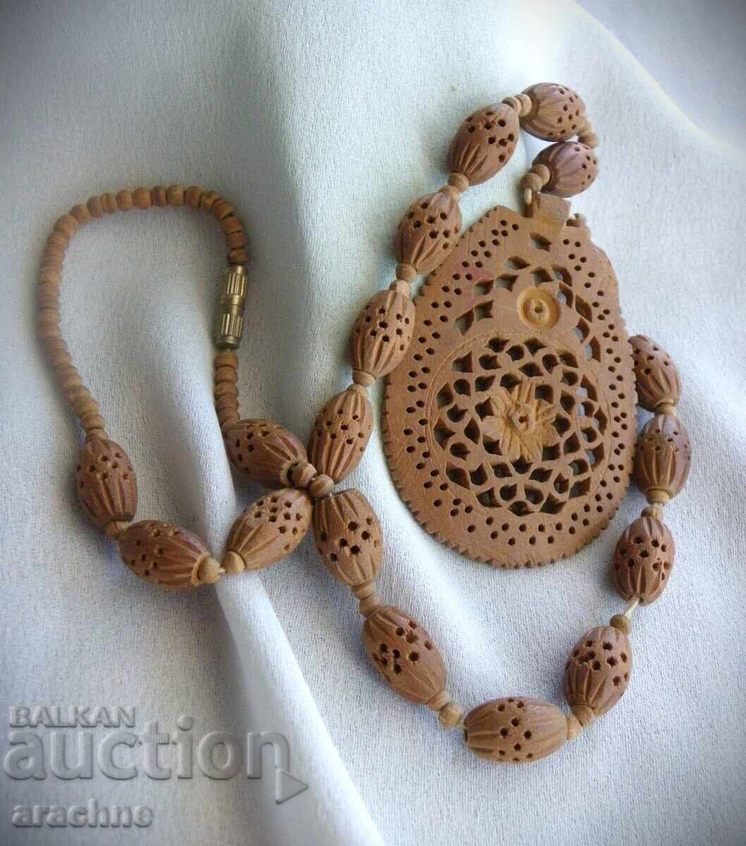 Παράδοση Φίνο σκαλιστό κολιέ από σανταλόξυλο